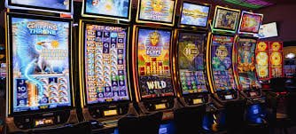 MDN97 Slots Myanmar ကစားသမားတစ်ဦး ဖုန်းမှ Jackpot Slots ကစားနေသောမြင်ကွင်း